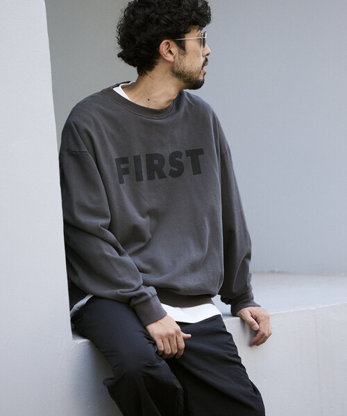 Firsthand(ファーストハンド)の「Firsthand/ファーストハンド フロントプリント クルーネックスウェット FIRST / リラックスフィット(スウェット・メンズ・ブラック/チャコールグレー/グレー・M/L)」の1枚目の写真