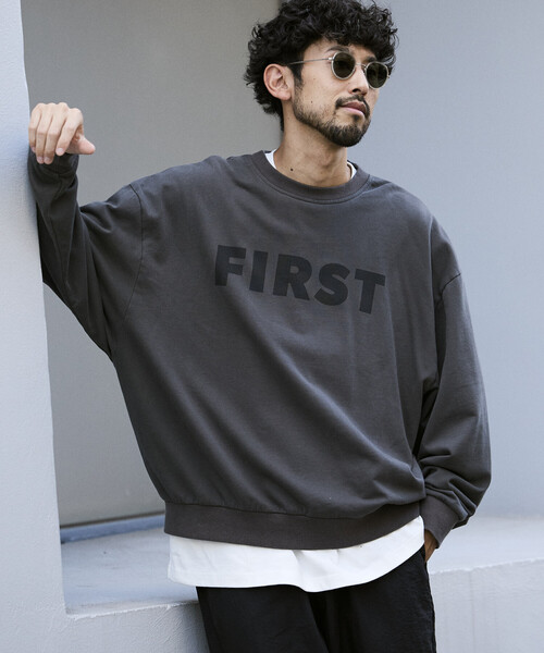 Firsthand(ファーストハンド)の「Firsthand/ファーストハンド フロントプリント クルーネックスウェット FIRST / リラックスフィット(スウェット・メンズ・ブラック/チャコールグレー/グレー・M/L)」の5枚目の写真