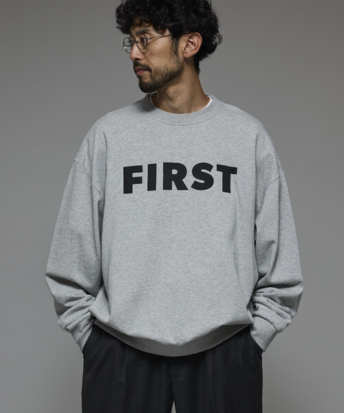 Firsthand(ファーストハンド)の「Firsthand/ファーストハンド フロントプリント クルーネックスウェット FIRST / リラックスフィット(スウェット・メンズ・ブラック/チャコールグレー/グレー・M/L)」の3枚目の写真