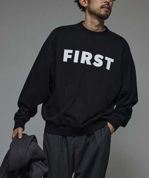 Firsthand(ファーストハンド)の「Firsthand/ファーストハンド フロントプリント クルーネックスウェット FIRST / リラックスフィット(スウェット・メンズ・ブラック/チャコールグレー/グレー・M/L)」の2枚目の写真