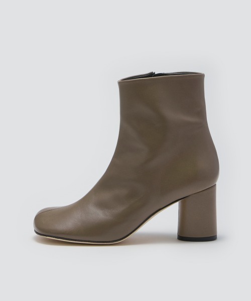 PELLICO SUNNY（ペリーコサニー）の「GRACIA ショートブーツ 7.0cm GREIGE（ブーツ・レディース・グレイッシュベージュ・35/36/37/38/39）」の2枚目の写真