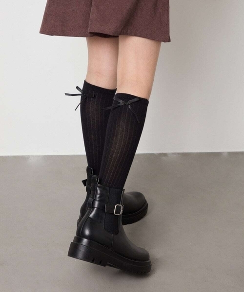 a.v.v（アーヴェヴェ）の「[KIDS]リボンハイソックス（ソックス/靴下・キッズ・ブラック/グレー・23/20）」の2枚目の写真