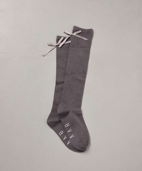a.v.v（アーヴェヴェ）の「[KIDS]リボンハイソックス（ソックス/靴下・キッズ・ブラック/グレー・23/20）」の3枚目の写真