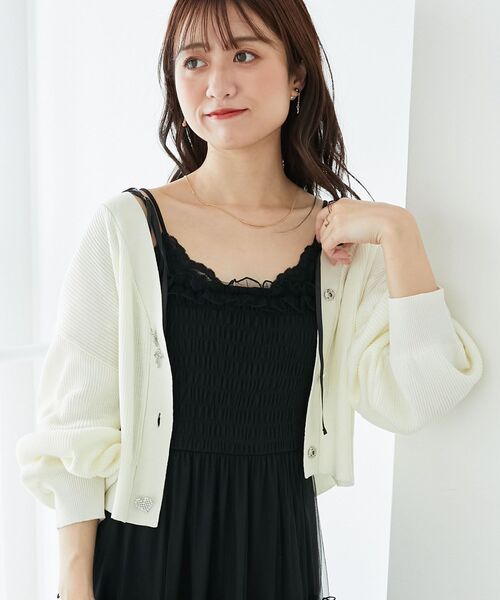MAJESTIC LEGON(マジェスティックレゴン)の「リボンチャームボタンカーディガン(カーディガン/ボレロ・レディース・ブラック/ピンク/ブルー/アイボリー・MEDIUM)」の2枚目の写真