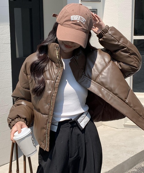 ARCADE（アーケード）の「オーバーサイズ ショート丈 合成皮革 中綿入り ダウン風ジャケット -ARCADE Limited Line-（ダウンジャケット/コート・レディース・ホワイト/ブラウン/ブラック/カーキ・FREE）」の4枚目の写真