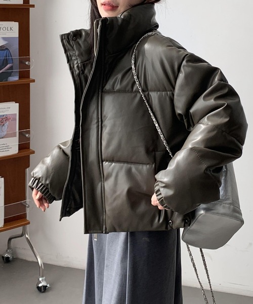 ARCADE（アーケード）の「オーバーサイズ ショート丈 合成皮革 中綿入り ダウン風ジャケット -ARCADE Limited Line-（ダウンジャケット/コート・レディース・ホワイト/ブラウン/ブラック/カーキ・FREE）」の2枚目の写真