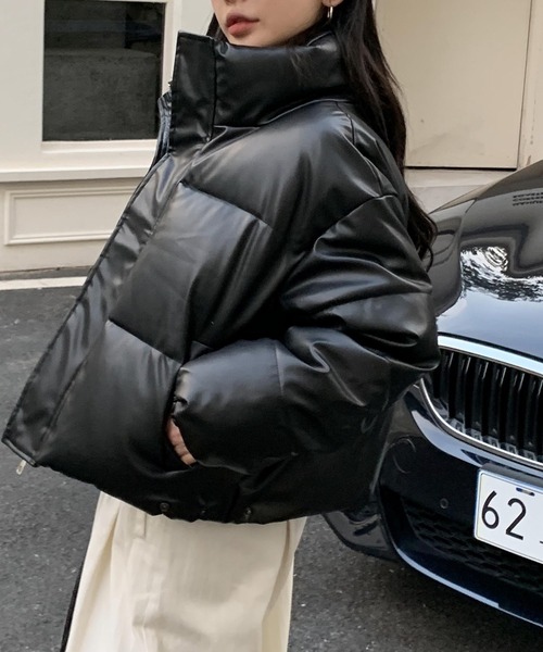 ARCADE（アーケード）の「オーバーサイズ ショート丈 合成皮革 中綿入り ダウン風ジャケット -ARCADE Limited Line-（ダウンジャケット/コート・レディース・ホワイト/ブラウン/ブラック/カーキ・FREE）」の5枚目の写真