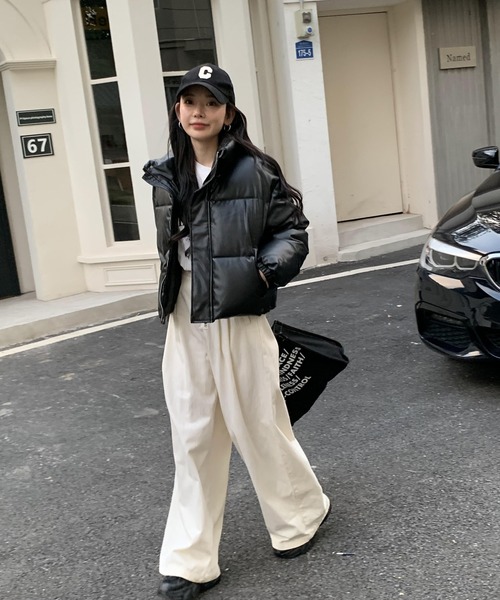 ARCADE（アーケード）の「オーバーサイズ ショート丈 合成皮革 中綿入り ダウン風ジャケット -ARCADE Limited Line-（ダウンジャケット/コート・レディース・ホワイト/ブラウン/ブラック/カーキ・FREE）」の6枚目の写真