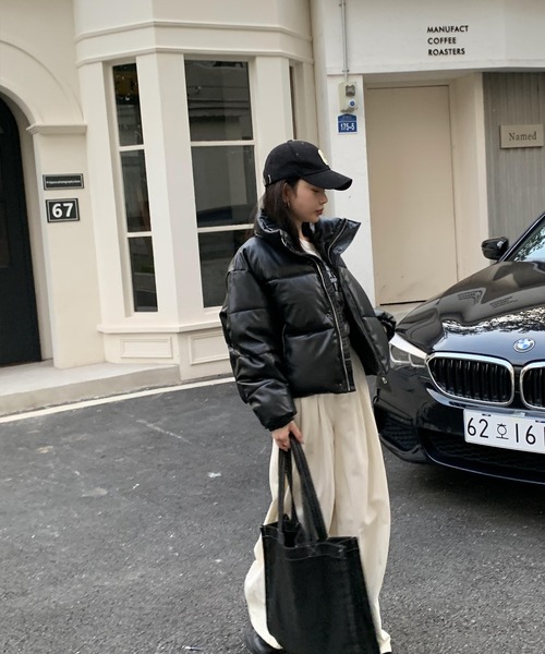 ARCADE（アーケード）の「オーバーサイズ ショート丈 合成皮革 中綿入り ダウン風ジャケット -ARCADE Limited Line-（ダウンジャケット/コート・レディース・ホワイト/ブラウン/ブラック/カーキ・FREE）」の7枚目の写真