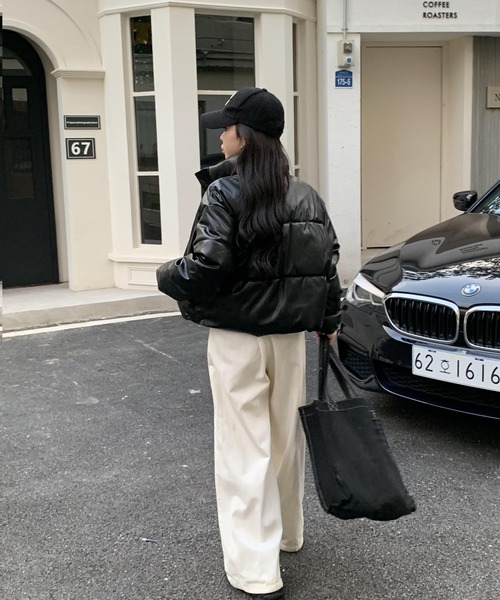 ARCADE（アーケード）の「オーバーサイズ ショート丈 合成皮革 中綿入り ダウン風ジャケット -ARCADE Limited Line-（ダウンジャケット/コート・レディース・ホワイト/ブラウン/ブラック/カーキ・FREE）」の8枚目の写真