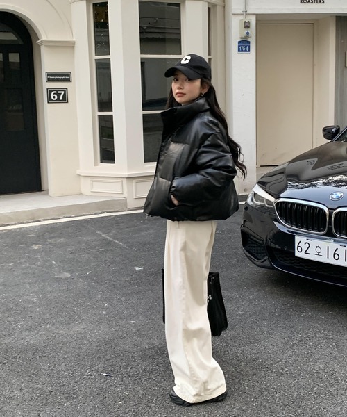 ARCADE（アーケード）の「オーバーサイズ ショート丈 合成皮革 中綿入り ダウン風ジャケット -ARCADE Limited Line-（ダウンジャケット/コート・レディース・ホワイト/ブラウン/ブラック/カーキ・FREE）」の9枚目の写真