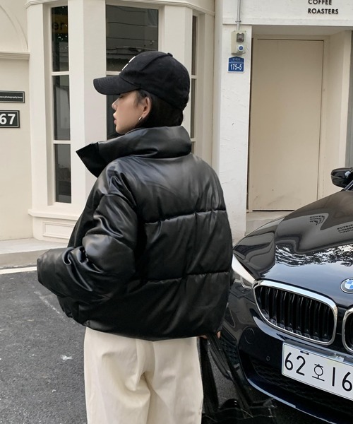 ARCADE（アーケード）の「オーバーサイズ ショート丈 合成皮革 中綿入り ダウン風ジャケット -ARCADE Limited Line-（ダウンジャケット/コート・レディース・ホワイト/ブラウン/ブラック/カーキ・FREE）」の10枚目の写真