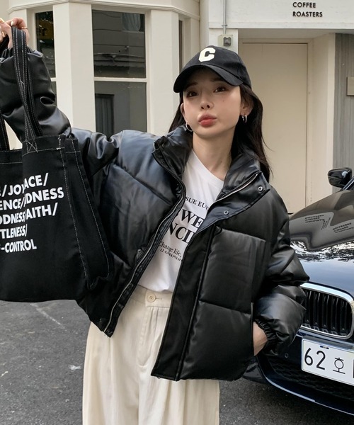 ARCADE（アーケード）の「オーバーサイズ ショート丈 合成皮革 中綿入り ダウン風ジャケット -ARCADE Limited Line-（ダウンジャケット/コート・レディース・ホワイト/ブラウン/ブラック/カーキ・FREE）」の11枚目の写真