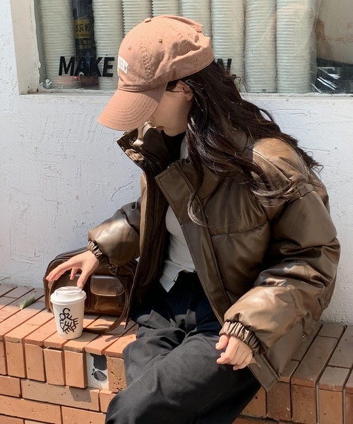 ARCADE（アーケード）の「オーバーサイズ ショート丈 合成皮革 中綿入り ダウン風ジャケット -ARCADE Limited Line-（ダウンジャケット/コート・レディース・ホワイト/ブラウン/ブラック/カーキ・FREE）」の20枚目の写真