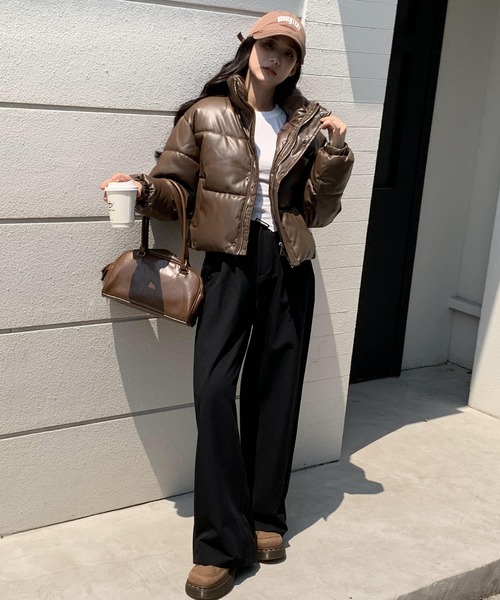 ARCADE（アーケード）の「オーバーサイズ ショート丈 合成皮革 中綿入り ダウン風ジャケット -ARCADE Limited Line-（ダウンジャケット/コート・レディース・ホワイト/ブラウン/ブラック/カーキ・FREE）」の21枚目の写真