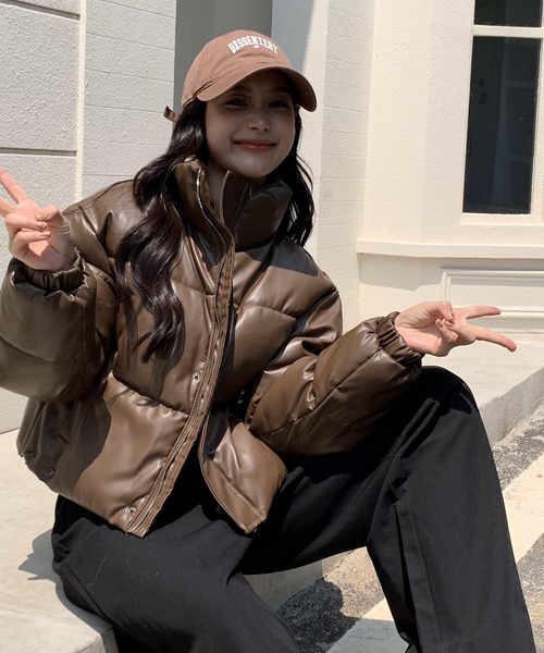 ARCADE（アーケード）の「オーバーサイズ ショート丈 合成皮革 中綿入り ダウン風ジャケット -ARCADE Limited Line-（ダウンジャケット/コート・レディース・ホワイト/ブラウン/ブラック/カーキ・FREE）」の22枚目の写真