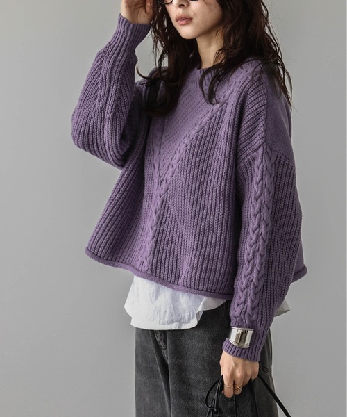 AMELY(エミリー)の「Vデザインケーブル編みニットトップス(ニット/セーター・レディース・ブラック/パープル/ブラウン/アイボリー・フリー)」の4枚目の写真