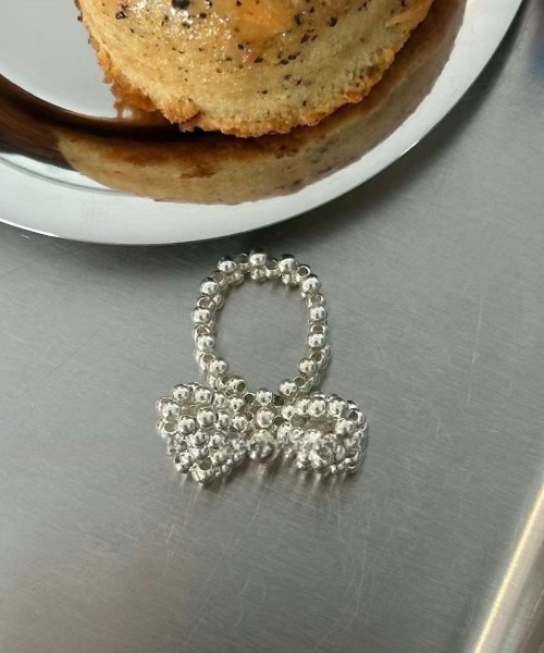 Vipoa(ヴィポア)の「SILVER RIBBON BEADS RING(リング・レディース・シルバー・FREE)」の7枚目の写真