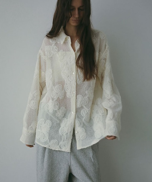 ETRE TOKYO（エトレトウキョウ）の「コードエンブロイダリーブラッシュドチュールシャツ（シャツ/ブラウス・レディース・ブラック/オフホワイト・FREE）」の2枚目の写真