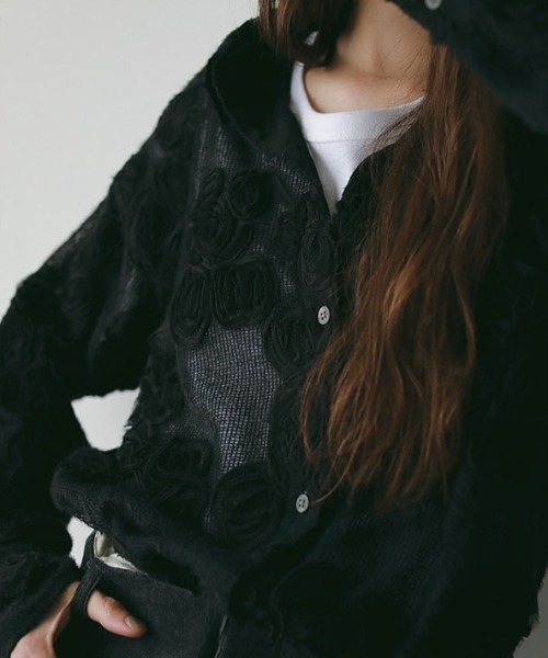 ETRE TOKYO（エトレトウキョウ）の「コードエンブロイダリーブラッシュドチュールシャツ（シャツ/ブラウス・レディース・ブラック/オフホワイト・FREE）」の5枚目の写真