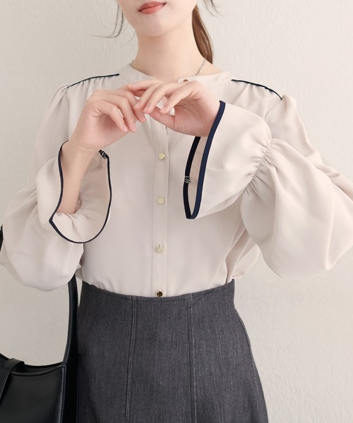natural couture（ナチュラルクチュール）の「【WEB限定】ヨークパイピングブラウス（シャツ/ブラウス・レディース・ネイビー/ブラック/オフホワイト/ブルー・FREE）」の2枚目の写真