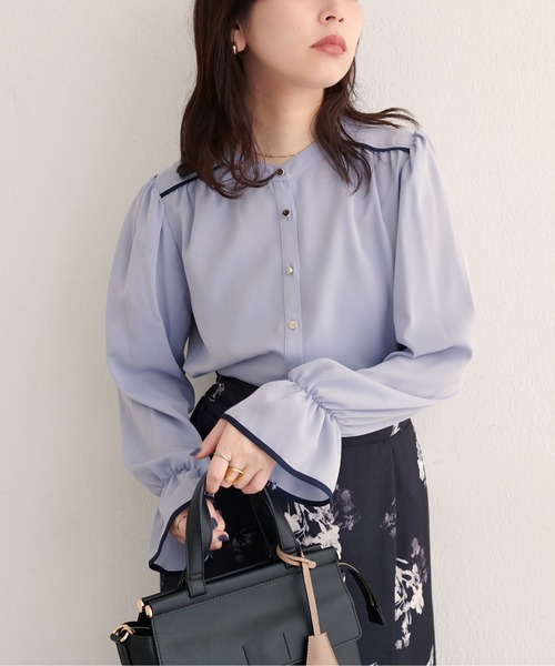 natural couture（ナチュラルクチュール）の「【WEB限定】ヨークパイピングブラウス（シャツ/ブラウス・レディース・ネイビー/ブラック/オフホワイト/ブルー・FREE）」の4枚目の写真