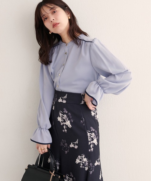 natural couture（ナチュラルクチュール）の「【WEB限定】ヨークパイピングブラウス（シャツ/ブラウス・レディース・ネイビー/ブラック/オフホワイト/ブルー・FREE）」の8枚目の写真