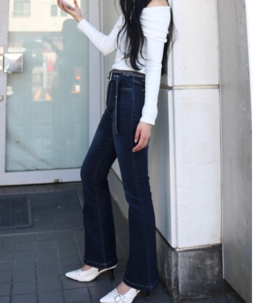 Vini（ヴィニ）の「ベルト付きスタイルアップフレアデニム（デニムパンツ・レディース・ブルー・SMALL/MEDIUM/LARGE）」の2枚目の写真