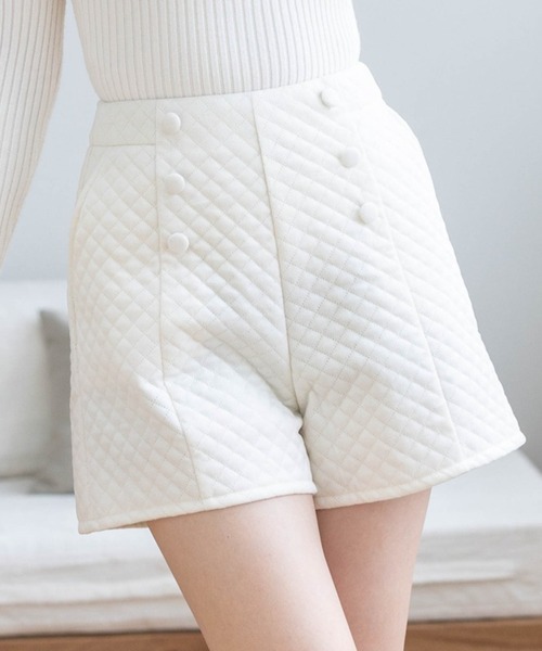 CLEAR BASIC（クリアベーシック）の「クルミボタンキルティングショートパンツ［大人 カジュアル フェミニン 着回し力抜群］≪AW新作≫（その他パンツ・レディース・アイボリー/ブラウン・F）」の2枚目の写真