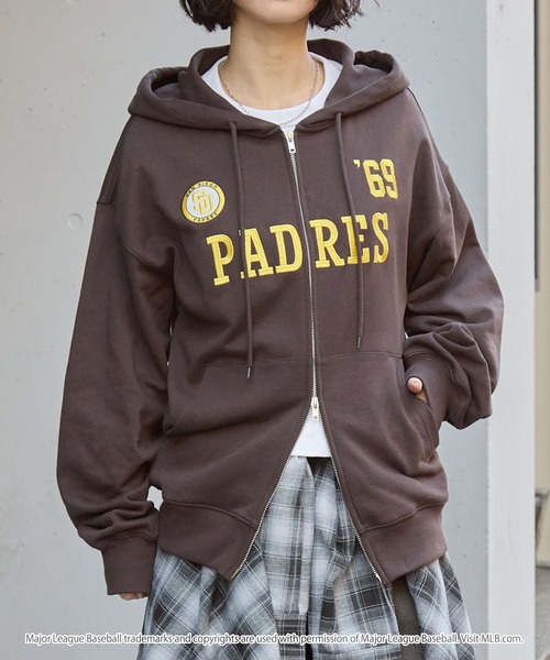 MLB（メジャーリーグベースボール）の「MLB/メジャーリーグベースボール 別注 ロゴ刺繍 オーバーサイズ ダブルジップパーカー（パーカー・メンズ・ブラック/杢グレー/オフホワイト/ネイビー/ダークブラウン・S/M/L）」の4枚目の写真