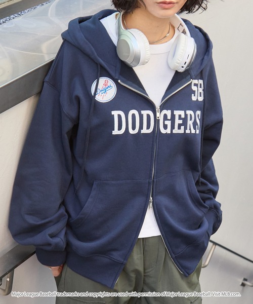 MLB（メジャーリーグベースボール）の「MLB/メジャーリーグベースボール 別注 ロゴ刺繍 オーバーサイズ ダブルジップパーカー（パーカー・メンズ・ブラック/杢グレー/オフホワイト/ネイビー/ダークブラウン・S/M/L）」の5枚目の写真