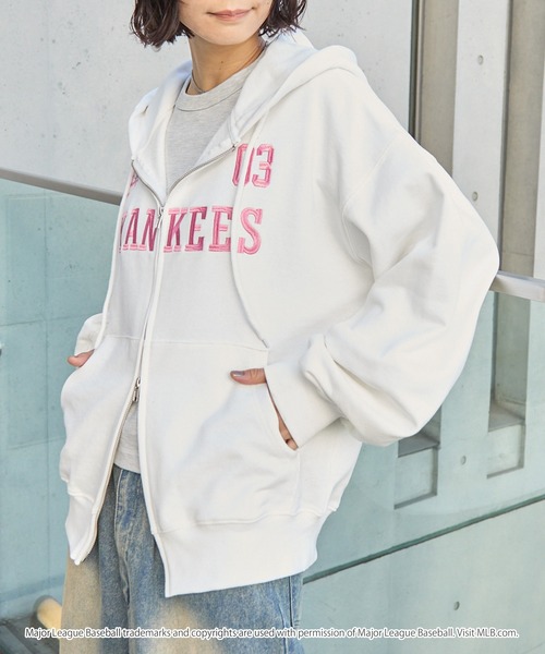 MLB（メジャーリーグベースボール）の「MLB/メジャーリーグベースボール 別注 ロゴ刺繍 オーバーサイズ ダブルジップパーカー（パーカー・メンズ・ブラック/杢グレー/オフホワイト/ネイビー/ダークブラウン・S/M/L）」の14枚目の写真