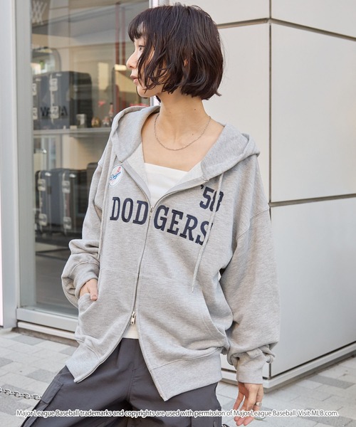 MLB（メジャーリーグベースボール）の「MLB/メジャーリーグベースボール 別注 ロゴ刺繍 オーバーサイズ ダブルジップパーカー（パーカー・メンズ・ブラック/杢グレー/オフホワイト/ネイビー/ダークブラウン・S/M/L）」の8枚目の写真