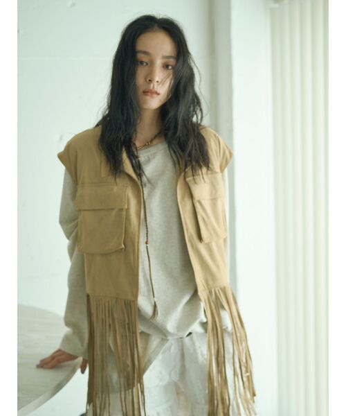 Ungrid(アングリッド)の「フェイクスウェードフリンジベスト(その他アウター・レディース・ベージュ・FREE)」の2枚目の写真