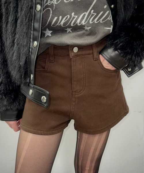 SHAGGIE（シャギー）の「裏起毛タイトハイウエストショートパンツ（その他パンツ・レディース・ブラック/ブラウン・SMALL/MEDIUM）」の2枚目の写真