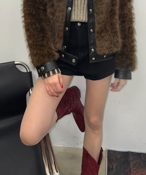 SHAGGIE（シャギー）の「裏起毛タイトハイウエストショートパンツ（その他パンツ・レディース・ブラック/ブラウン・SMALL/MEDIUM）」の3枚目の写真