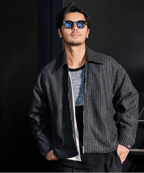 CavariA(キャバリア)の「『CavariA/キャバリア』ストライプショートZIP JKT(ブルゾン・メンズ・ネイビー/チャコール・L/M)」の2枚目の写真