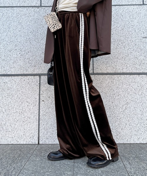 ISOOK（アイスー）の「【ISOOK / アイスー】レースラインベロアパンツ / イージーパンツ ストレートパンツ ワイドパンツ リラックスパンツ ハイウエスト フルレングス 無地 トラックパンツ ウエストゴム 紐 ブルー ブラウン ブラック ZOZOTOWN限定（その他パンツ・レディース・ブラック/ブルー/ブラウン・FREE）」の2枚目の写真