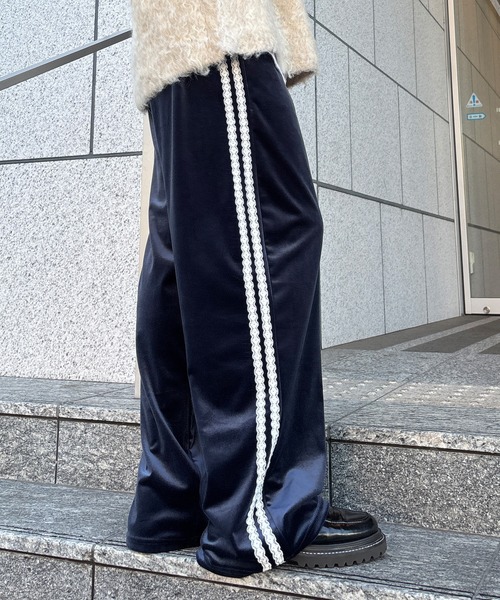ISOOK（アイスー）の「【ISOOK / アイスー】レースラインベロアパンツ / イージーパンツ ストレートパンツ ワイドパンツ リラックスパンツ ハイウエスト フルレングス 無地 トラックパンツ ウエストゴム 紐 ブルー ブラウン ブラック ZOZOTOWN限定（その他パンツ・レディース・ブラック/ブルー/ブラウン・FREE）」の3枚目の写真