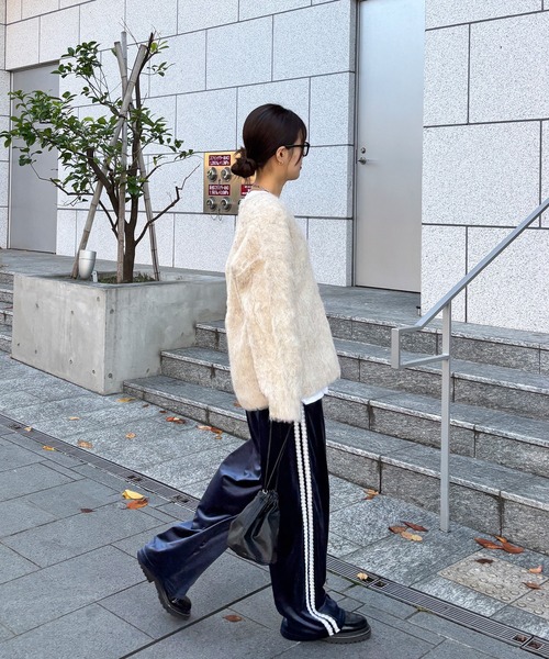 ISOOK（アイスー）の「【ISOOK / アイスー】レースラインベロアパンツ / イージーパンツ ストレートパンツ ワイドパンツ リラックスパンツ ハイウエスト フルレングス 無地 トラックパンツ ウエストゴム 紐 ブルー ブラウン ブラック ZOZOTOWN限定（その他パンツ・レディース・ブラック/ブルー/ブラウン・FREE）」の4枚目の写真