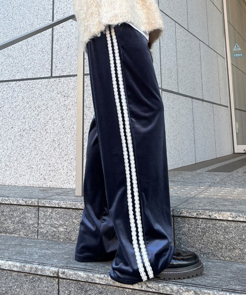 ISOOK（アイスー）の「【ISOOK / アイスー】レースラインベロアパンツ / イージーパンツ ストレートパンツ ワイドパンツ リラックスパンツ ハイウエスト フルレングス 無地 トラックパンツ ウエストゴム 紐 ブルー ブラウン ブラック ZOZOTOWN限定（その他パンツ・レディース・ブラック/ブルー/ブラウン・FREE）」の5枚目の写真