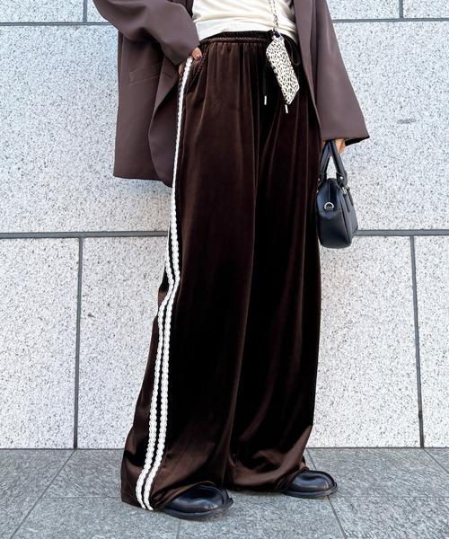 ISOOK（アイスー）の「【ISOOK / アイスー】レースラインベロアパンツ / イージーパンツ ストレートパンツ ワイドパンツ リラックスパンツ ハイウエスト フルレングス 無地 トラックパンツ ウエストゴム 紐 ブルー ブラウン ブラック ZOZOTOWN限定（その他パンツ・レディース・ブラック/ブルー/ブラウン・FREE）」の15枚目の写真