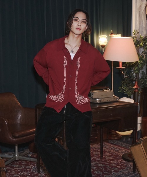 INTER FACTORY（インターファクトリー）の「takumu（MUU STUDIO） - Embroidered shirt cardigan / 刺繍シャツカーディガン（カーディガン/ボレロ・メンズ・ブラック/レッド・3/2）」の16枚目の写真