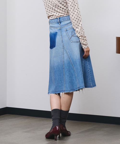 ROSE BUD(ローズバッド)の「PANEL DENIM MINI SKIRT(デニムスカート・レディース・ライトインディゴブルー・S)」の4枚目の写真