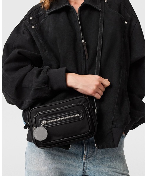 STELLA McCARTNEY（ステラマッカートニー）の「Dartmoor ECONYL Crossbody Camera Bag / Dartmoor ECONYL クロスボディカメラバッグ（ショルダーバッグ・レディース・ブラック・ONE SIZE）」の2枚目の写真