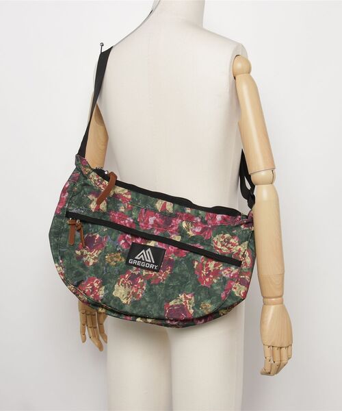 GREGORY(グレゴリー)の「サッチェルM SATCHEL M V3 ボタニカルタペストリー(ショルダーバッグ・メンズ・レッド系その他・ONE SIZE)」の2枚目の写真
