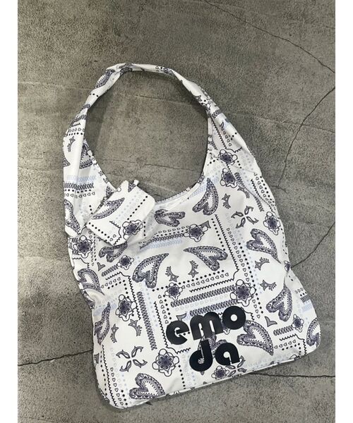 EMODA（エモダ）の「ワイドチャームトートバッグ（トートバッグ・レディース・ホワイト/ブラック/ピンク/ブルー/ブラウン・FREE）」の12枚目の写真
