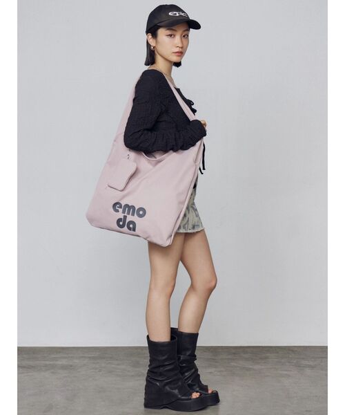 EMODA（エモダ）の「ワイドチャームトートバッグ（トートバッグ・レディース・ホワイト/ブラック/ピンク/ブルー/ブラウン・FREE）」の17枚目の写真