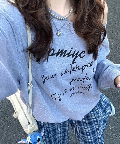 Vipoa(ヴィポア)の「Off shoulder logo print sweatshirt(スウェット・レディース・グレー/ホワイト・FREE)」の2枚目の写真