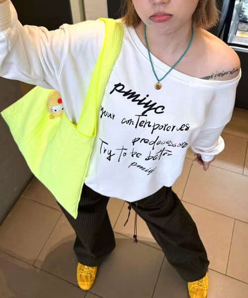 Vipoa(ヴィポア)の「Off shoulder logo print sweatshirt(スウェット・レディース・グレー/ホワイト・FREE)」の1枚目の写真